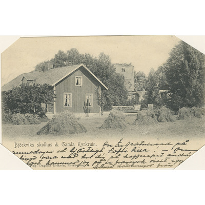 SLM M004911 - Björkviks skolhus och gamla kyrkan vid Yngerstrand, vykort.