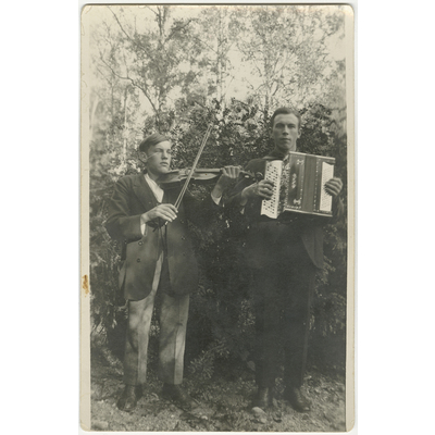 SLM P2022-0384 - Två män spelar fiol och dragspel