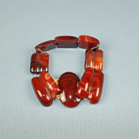 SLM 759 - Armband av slipad röd agat
