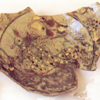 SLM 18000 694 - Del av glaserat lerkärl med djurmotiv, daterad 1697
