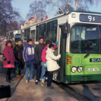 SLM S2013-88-2 - Resenärer som kliver på en tätortstrafikerad buss vid Nyköpings busstation