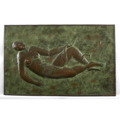 SLM 30205 - Plakett av brons, relief med liggande kvinna, tillverkad av ciselör Thage Ohlsson (1893-1971).