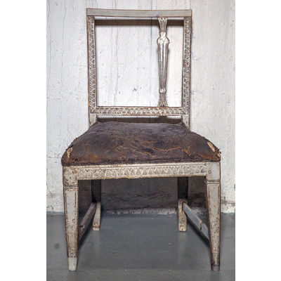 SLM 13899 - Gustaviansk stol med en lotusspjäla bevarad, skinnklädd sits