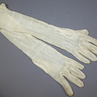 SLM 12408 1 - Vita handskar av spetsmönstrad silkestrikå