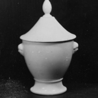 SLM 1046 - Bonbonjär, konfektskål av vitt porslin från 1800-talets förra hälft