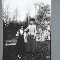 SLM AR10-101925 - Selma och Anna Olsson, Finnhult 1910-tal