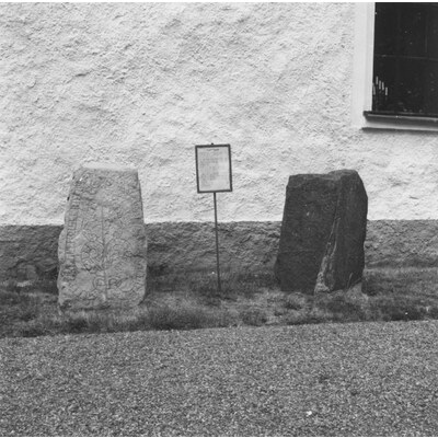 SLM A7-489 - Runstenar vid Överselö kyrka år 1968