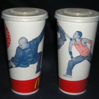 SLM 33768 1-4 - Pappmugg avsedd för coca cola, notering om att McDonald's har sponsrat olympiska spelen 2004, från år 2005