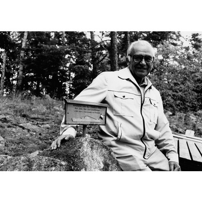 SLM P07-1948 - Wadek Sloma vid minnesskylten på Förskär, 1970-tal