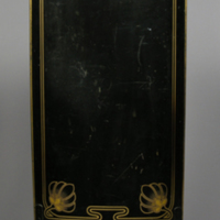 SLM 13014 - Eldskärm av svartlackerad plåt med målade blommor i guldfärg, jugend