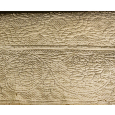 SLM 11693 - Sängöverkast av vit bomull, mönsterquiltat med foder av linne, 1800-tal