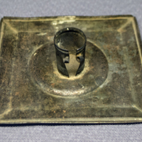 SLM 1339 - Ljusstake av järnbleck, liten fyrkantig platta med ljushållare, från Gåsinge