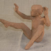 SLM 28060 - Skulptur av terrakotta, fallande flicka