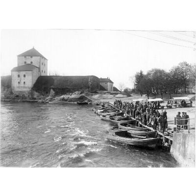 SLM A28-469 - Fiskbron vid Nyköpingshus, marknadsstånd och båtar, 1920-tal