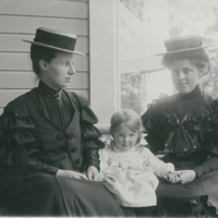 SLM P08-1988 - Hildegard Indebetou med dottern Elisabeth och systern Ulla Frössén, omkring 1906