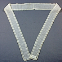 SLM 5236 - Smal vit halsduk av bomullsbatist, spetskantad