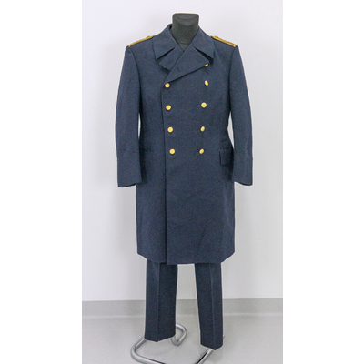 SLM 59145 - Uniform för brandman av mörkblått ylle, bestående av kappa och vapenrock