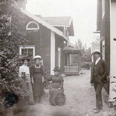 SLM P2016-0193 - Familjen Strömvall vid Estlöt i Sättersta socken år 1910