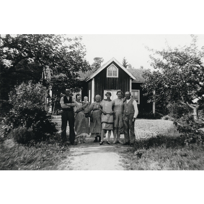 SLM SEM_Dg1741 - Familjen John Ärlund på besök år 1927