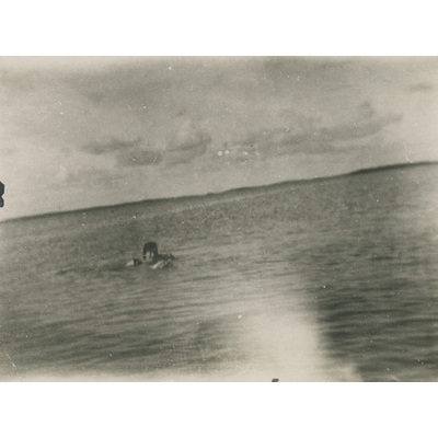SLM P2022-1291 - En kvinna badar