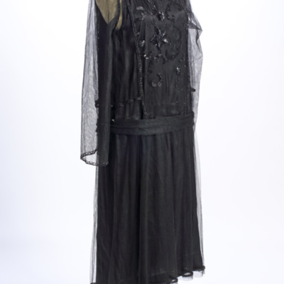 SLM 11200 - Klänning av svart tyll med pärlbroderier som tillhört Vendla Brown f. 1880