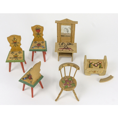 SLM 53005, 53012, 53014, 53039, 59210 - Dockmöbler, Stolar med målad dekoration, toalettbord, säng, kista, tidigt 1900-tal
