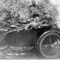 SLM P04-13 - Familjen Andersson på motorcykel ca 1917