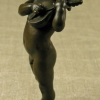 SLM 28118 - Skulptur av brons, sjungande och lutspelande gosse, konstnär: Alfred Ohlson