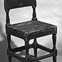 SLM 3387 - Stol med delvis svarvat ställ, från Kila socken