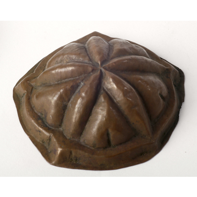 SLM 1692 - Bakelseform av koppar, rund med reliefdekoration, 7,5 cm, från Stigtomta