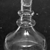 SLM 3317 - Karaff av glas, så kallad avsatskaraff från Sandudden i Gåsinge-Dillnäs