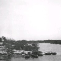SLM M027878 - Hus, båthus och båtar vid Oxelösundskusten, tidigt 1900-tal