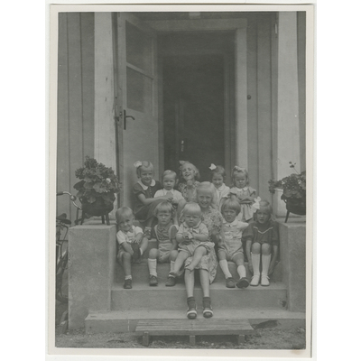 SLM P2022-0752 - Gruppfoto av barn på trappa