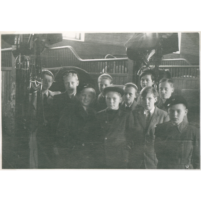 SLM P2018-0725 - Unga pojkar på studiebesök i ett stall, 1944