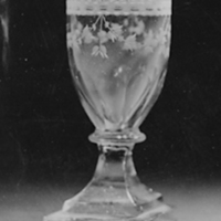 SLM 2412 - Glas på fot, äggformad kupa, fyrkantig fot och bård, från Nyköping