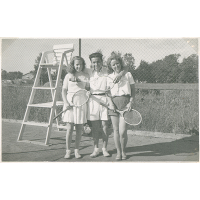 SLM P2018-0672 - Kurt spelar tennis med ANA-kollegor år 1944