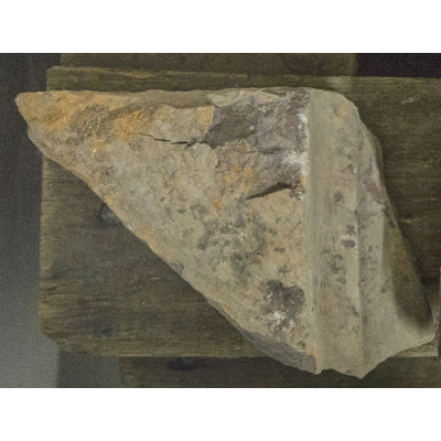 SLM 18156 5 - Byggnadsdetalj, hugget stenfragment från Nyköpingshus