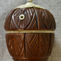 SLM 11948 - Dosa, garngömma, av brun bakelit i form av kokosnöt