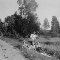 SLM P10-1228 - Sommarutflykt, Oskar och Agnes Nilsson 1950