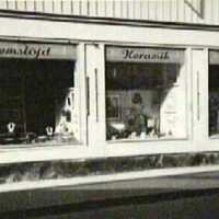 SLM M020770 - Hemslöjdens butikfönster tidigt 1960-tal.