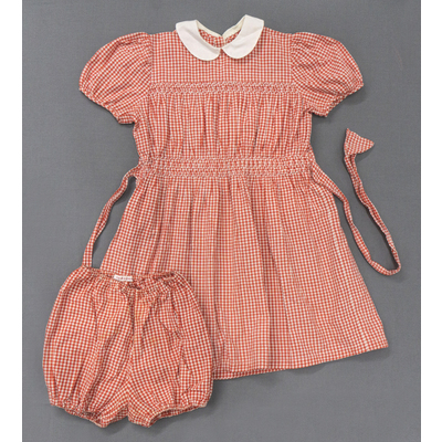 SLM 38826 1-2 - Barnklänning med byxa av rutigt tyg, dekorerad med smock, 1940-tal
