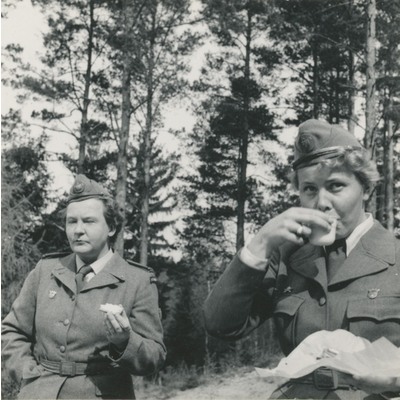 SLM P2022-0346 - Eivor Gemzell och en kvinna i uniform