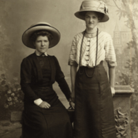 SLM P08-2205 - Porträttfoto av två unga kvinnor i stora hattar