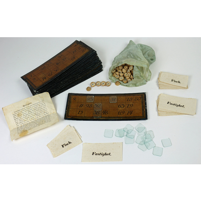 SLM 5132 - Lotterispel förvarat i brun låda, kortplaner, lotteribrickor och glasmarker, 1800-tal