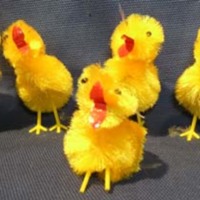 SLM 33210 1-5 - Påskkycklingar av gul konstfiber