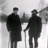 SLM Ö76 - Två män med käpp i vinterlandskap, till vänster August Arrhér