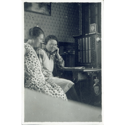 SLM P2017-0381 - Maria Jönsson vid telefonväxeln 1920-tal
