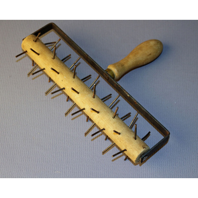 SLM 23460 - Brödnagg bestående av trärulle med järnpiggar och handtag