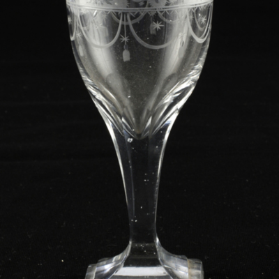 SLM 2416 - Glas på fot, äggformad kupa, slipad dekoration och fyrkantig fot, från Nyköping
