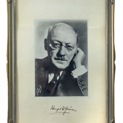 SLM 37500 - Inramat foto, porträtt av tonsättaren och dirigenten Hugo Alfvén (1872-1960)